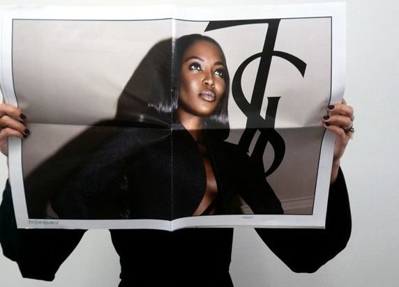 Une photo d'une femme avec le logo YSL